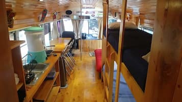 Cabaña familiar | Escritorio, cortinas blackout y tabla de planchar con plancha