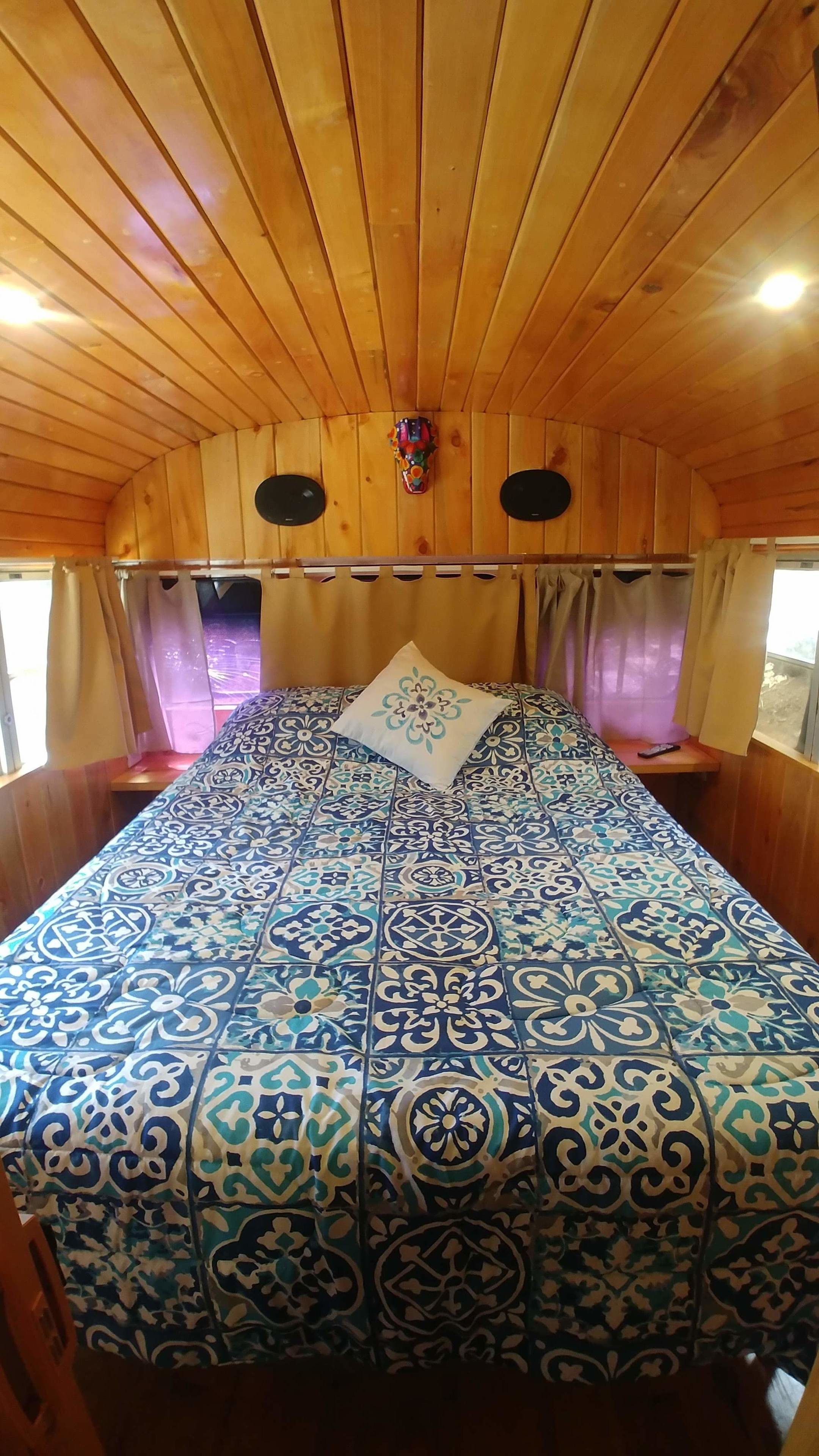 Bàn, màn/rèm cản sáng, bàn ủi/dụng cụ ủi quần áo, bộ trải giường 