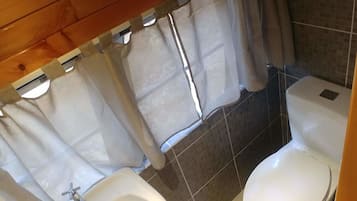 Cabaña familiar | Baño | Regadera, regadera tipo lluvia, amenidades de baño gratuitas, toallas