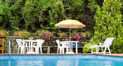 Lomakoti Luccassa uima-altaalla