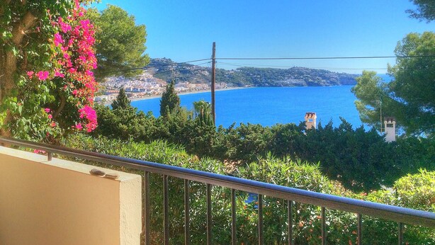 Ein Balkon mit Blick auf eine Küstenstadt, ein klares blaues Meer und eine ferne Hügelkette.

Verifizierung: 1. Balkon mit Geländer. 2. Küstenstadt. 3. Klares blaues Meer. 4. Ferne Hügelkette.