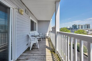 Property grounds - Two bedroom, with pool, close to Seacrets! (Ocean City)