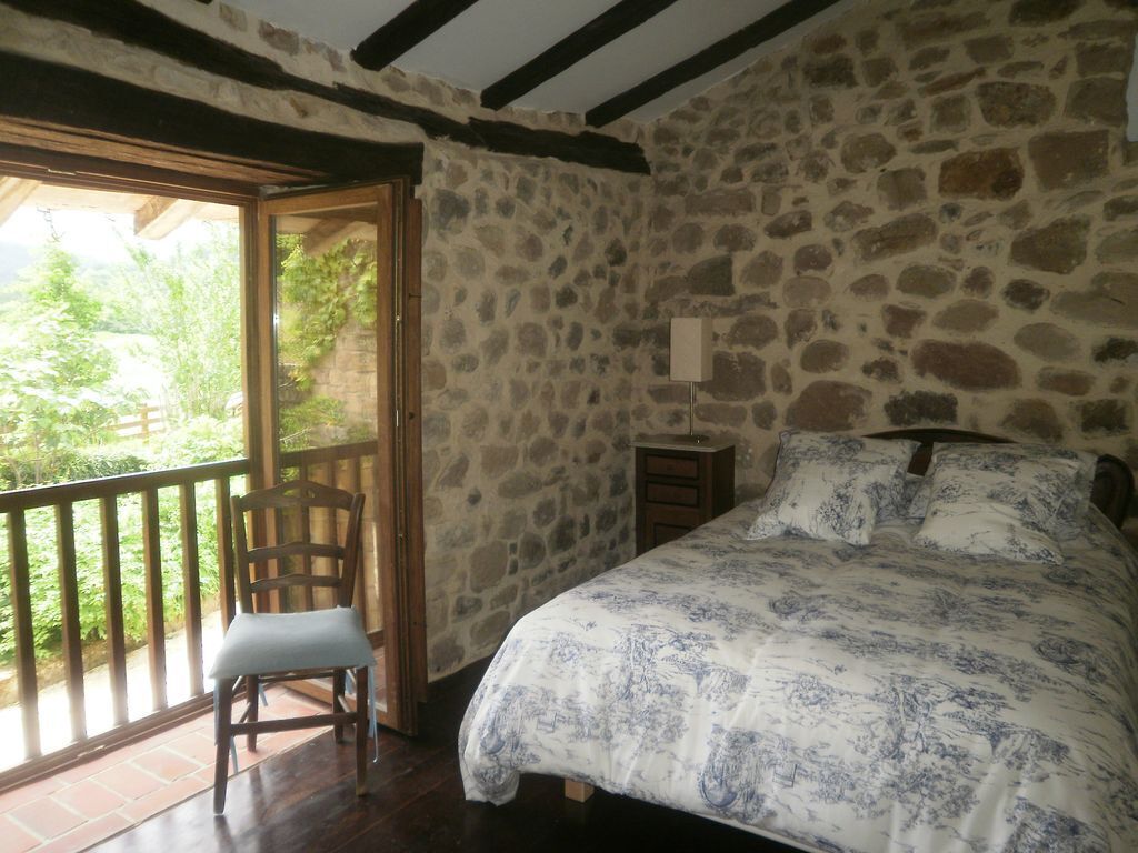 Charming cottage on Palacio de Hualle estate, minutes to beaches, near Comillas