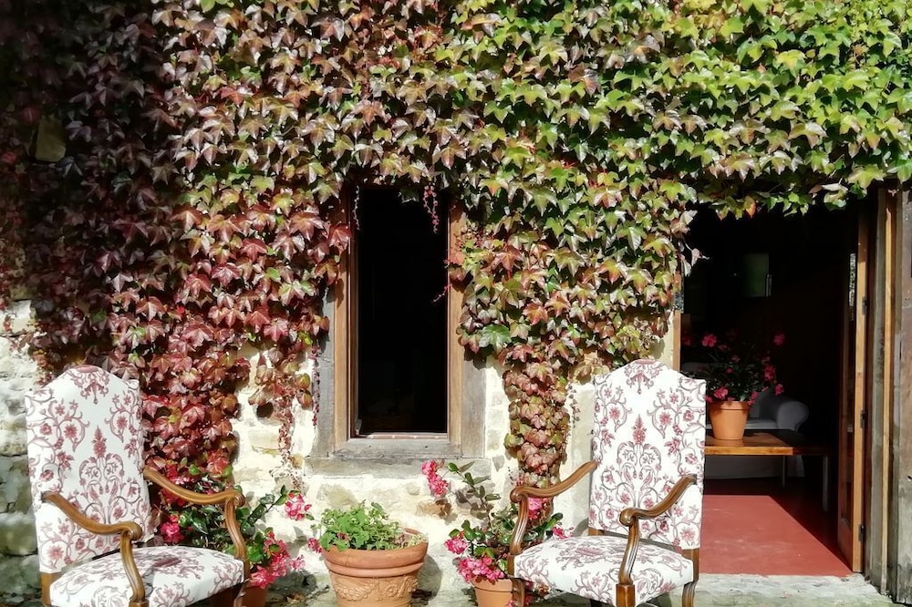 Charming cottage on Palacio de Hualle estate, minutes to beaches, near Comillas