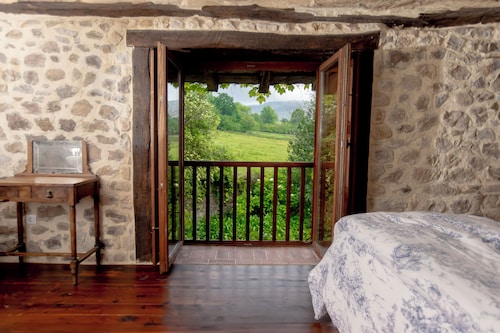 Charming cottage on Palacio de Hualle estate, minutes to beaches, near Comillas