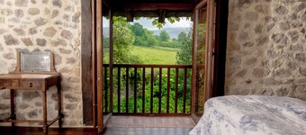 Charming cottage on Palacio de Hualle estate, minutes to beaches, near Comillas