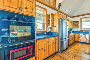 大冰箱、微波炉、烤箱、炉灶