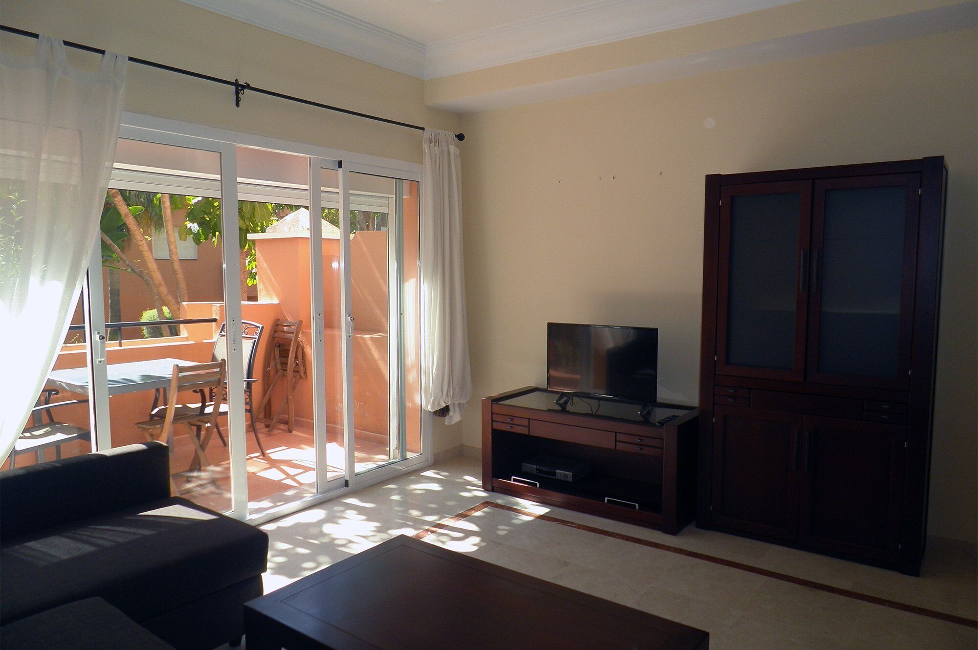 Modern ground floor flat near harbour and beaches