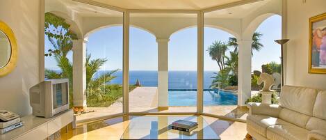 TV connectée, jeux vidéo, table de tennis de table, livres