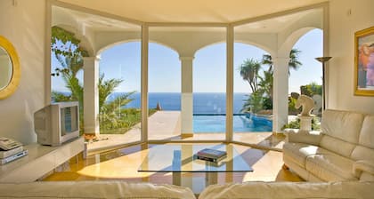 LUXURY VILLA IN SPECTACULAR SITUATION AND PATRONISED BY CELEBRITIES