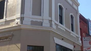 Vista frontal de la propiedad
