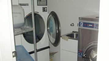 Habitación individual, baño compartido | Lavandería