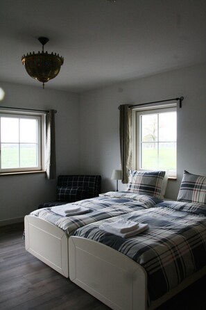 5 bedrooms, soundproofing, WiFi, bed sheets