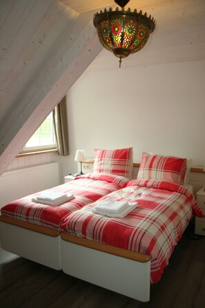 5 bedrooms, soundproofing, WiFi, bed sheets