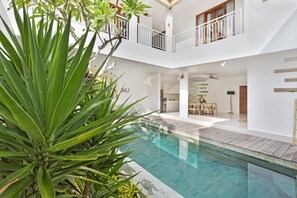 Piscina externa, guarda-sóis, espreguiçadeiras