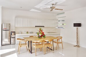 Vila superluxo | Cozinha privada | Geladeira grande, cooktop, cafeteira/chaleira, chaleira elétrica
