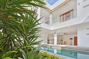 Piscina externa, guarda-sóis, espreguiçadeiras