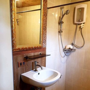 Bathroom - Villa Anastacia White Beach Puerto Galera (Puerto Galera)