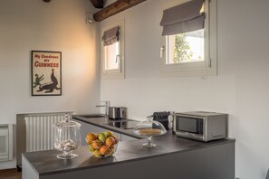 Réfrigérateur, four à micro-ondes, lave-vaisselle, cafetière-théière