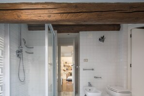 Dusche, Haartrockner, Handtücher