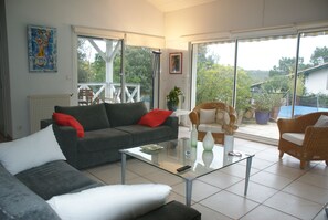 Télévision, table de tennis de table, livres