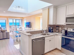 Een koelkast, een microgolfoven, een oven, een kookplaat