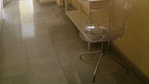 A hallway with a glass table and chairs, a white bench, and a door at the end. - 3 bedrooms and 2 full bathrooms, very comfortable and well equipped. (Denia)