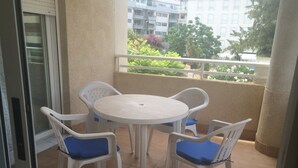 A balcony with a round table and four chairs, each with a blue cushion. - 3 bedrooms and 2 full bathrooms, very comfortable and well equipped. (Denia)