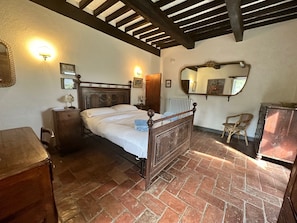 4 bedrooms, desk, iron/ironing board, free WiFi