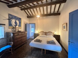 4 soverom, skrivebord, strykejern/-brett og wi-fi (inkludert)