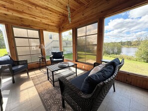 Living area - River Front Property With Water View, Minutes To Brackley & Screened In Dining (Oyster Bed)