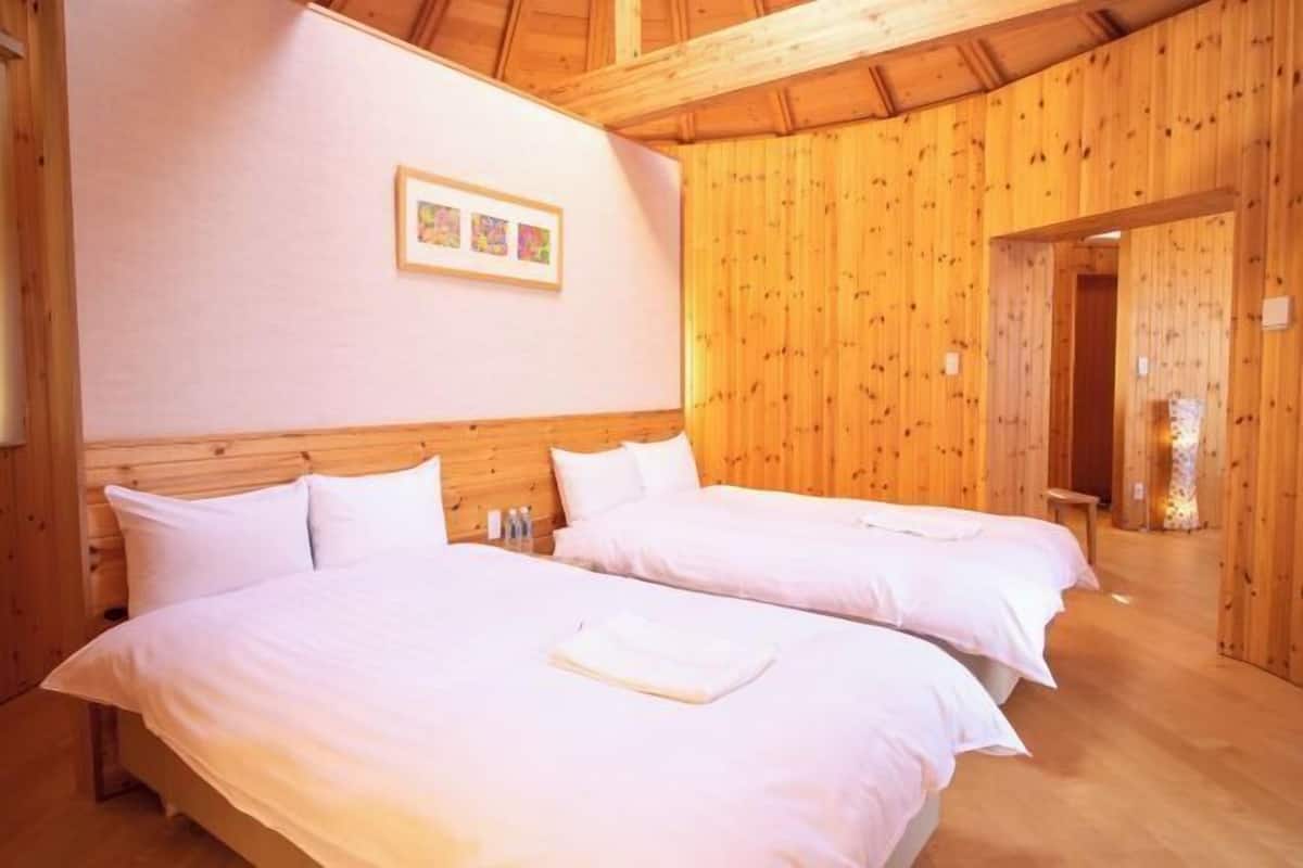 Artículos del minibar gratis y caja de seguridad en la habitación