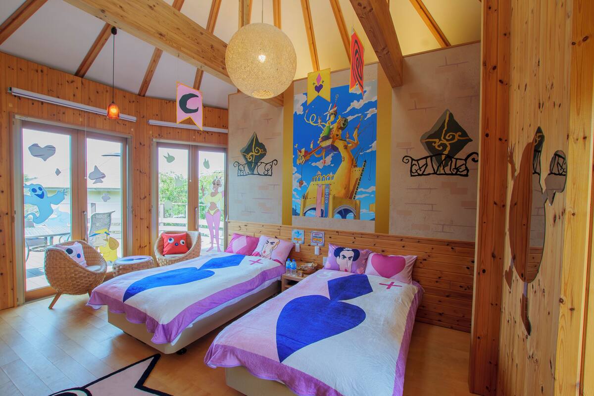 Une chambre avec deux lits, des murs en bois et une grande fresque murale.