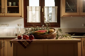 Frigorifero, forno, piano cottura, lavastoviglie