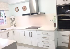 Kjøleskap, mikrobølgeovn, ovn og kokeplater