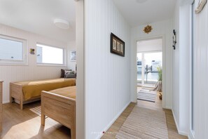 2 bedrooms, iron/ironing board, travel cot, free WiFi - Tokai -Floating House, Sauna, Rooftop Terrace with 360° Water Views, Beach Chair (Olpenitzdorf)