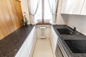 Fridge, oven, dishwasher, coffee/tea maker