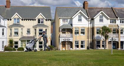 Large dog friendly home in Bude with golf course views, close to town & beaches