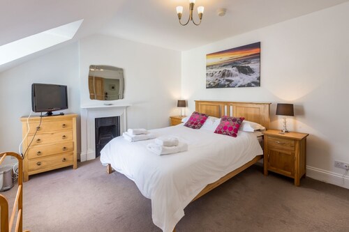 Foreshore - sleeps 16 guests  in 9 bedrooms