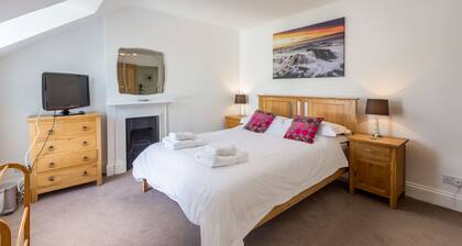 Foreshore - sleeps 16 guests in 9 bedrooms