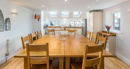 Foreshore - sleeps 16 guests in 9 bedrooms