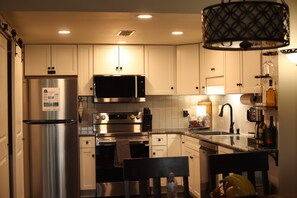 Køleskab, mikrobølgeovn, ovn, kogeplade