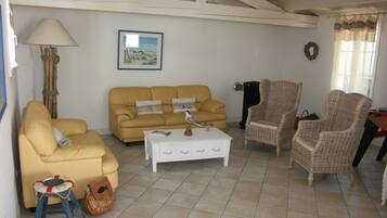 Televisie, tafelvoetbal, een tafeltennistafel en boeken