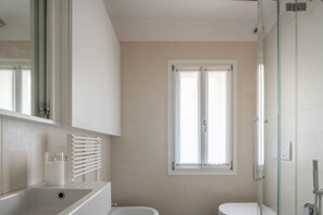 Douche, sèche-cheveux, serviettes fournies
