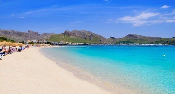 Vlak bij het strand, ligstoelen