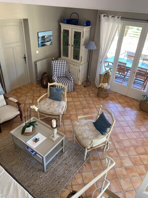 Smart TV, chimenea y libros 