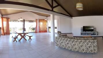 Smart TV, DVD player, livros, videoteca