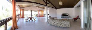 Smart TV, DVD player, livros, videoteca