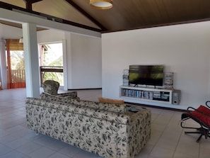 Smart TV, DVD player, livros, videoteca