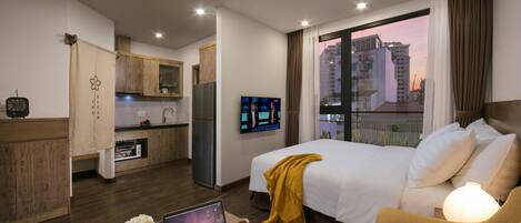 Executive Deluxe Studio | 1 bedroom, in-room safe, desk, laptop workspace